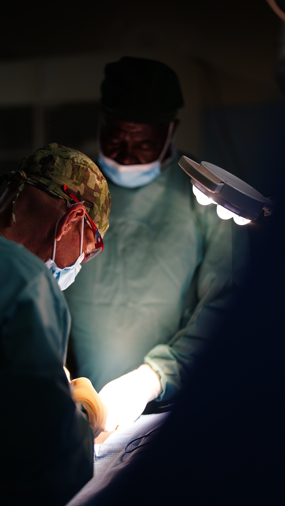 American and Chadian military general surgeons work together during N'Djamena based medical exercise