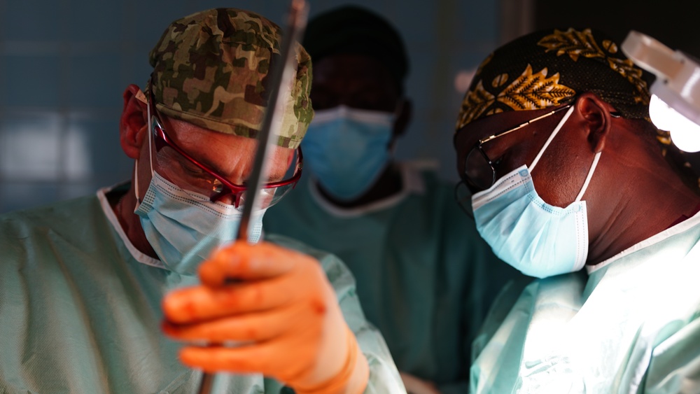 American and Chadian military general surgeons work together during N'Djamena based medical exercise