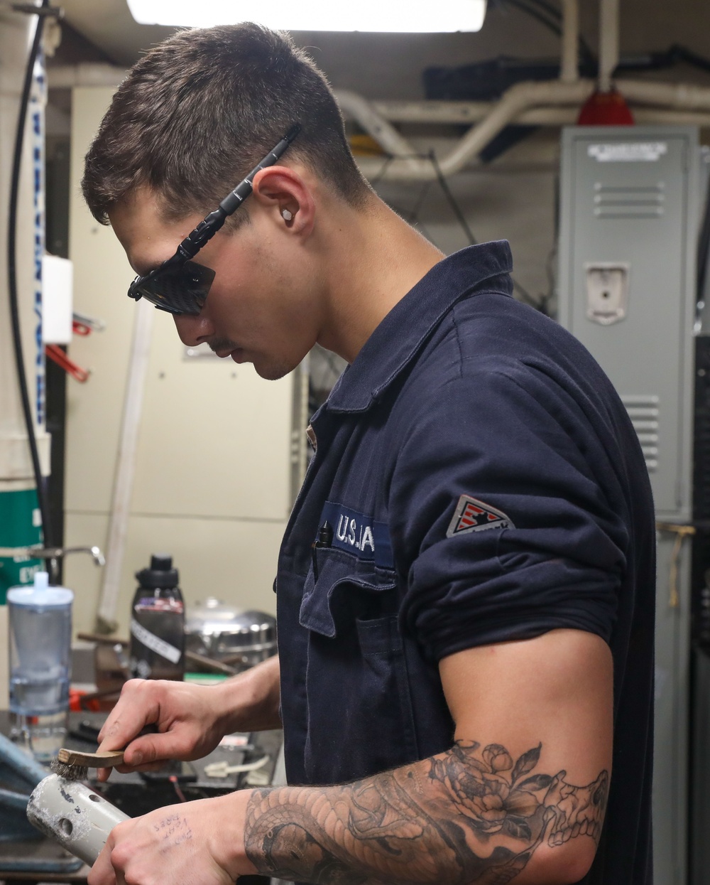DVIDS - Images - Sailors aboard the USS Howard conduct maintenance on a ...