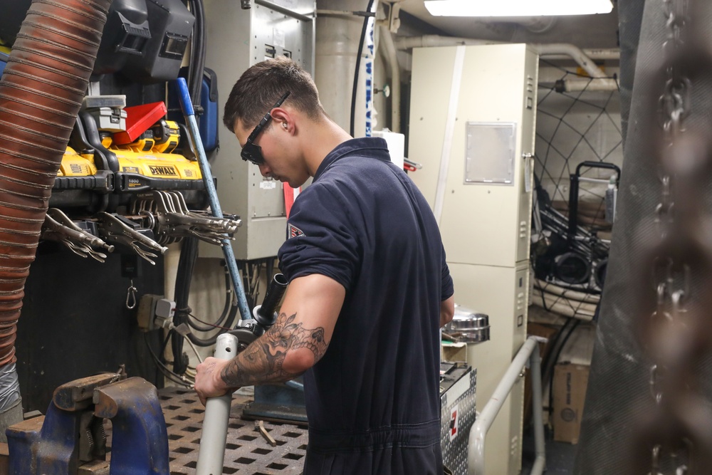 DVIDS - Images - Sailors aboard the USS Howard conduct maintenance on a ...