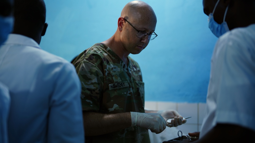 American and Chadian military emergency departments work together during medical exercise