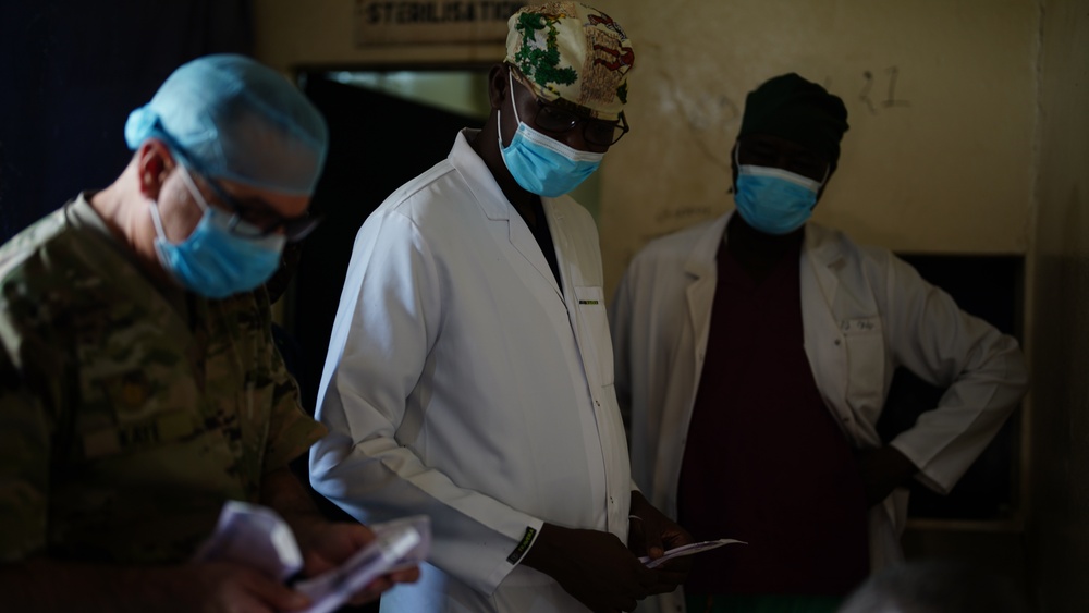 American and Chadian military orthopedic surgeons work together during medical exercise