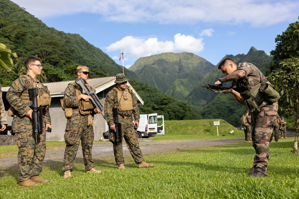 U.S. Marines, French soldiers train with FAMAS rifles