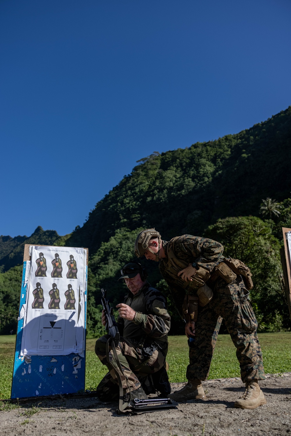 U.S. Marines, French soldiers train with FAMAS rifles