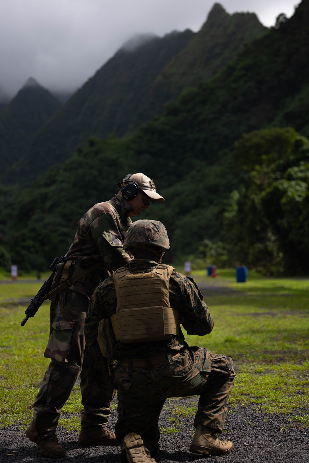 U.S. Marines, French soldiers train with FAMAS rifles
