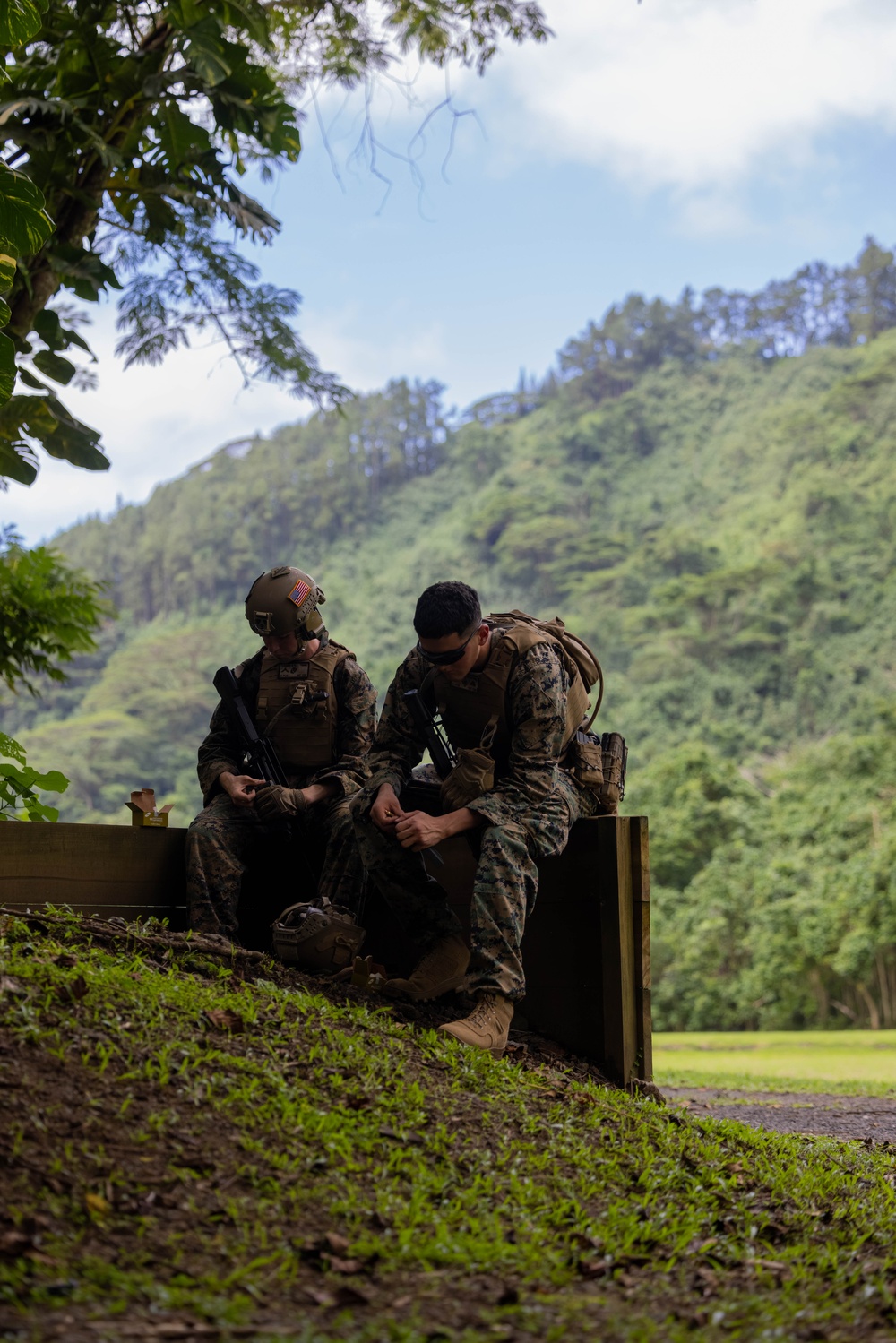 U.S. Marines, French soldiers train with FAMAS rifles
