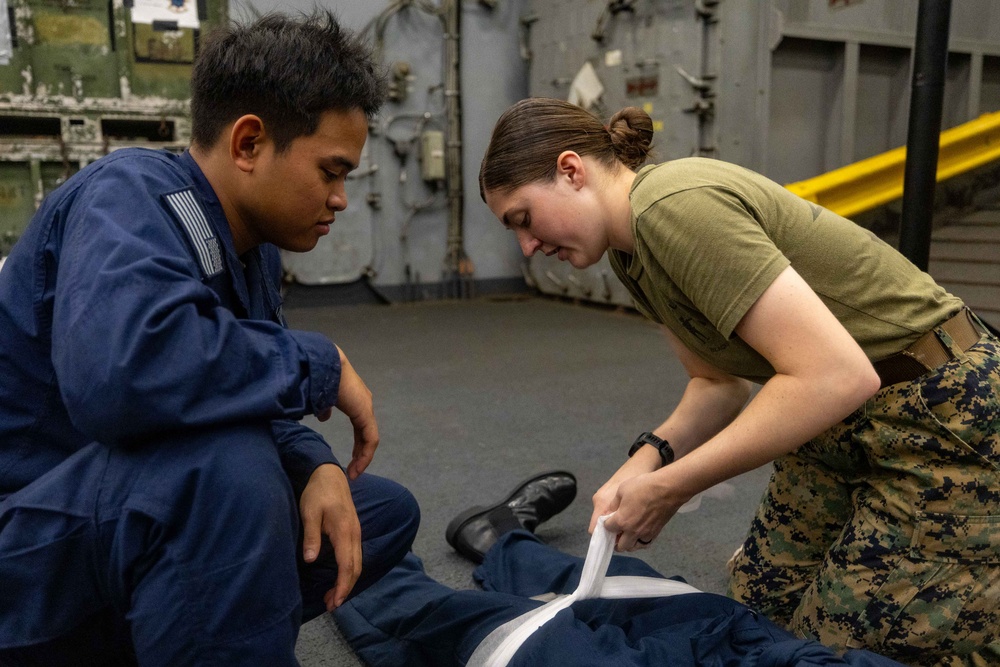 USS Oak Hill Conducts Combat Life Savers Training