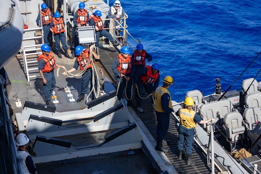 USS Oak Hill Conducts Small Boat Operations