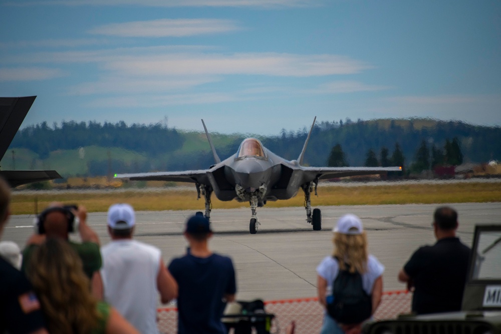 Fairchild AFB Hosts SkyFest Airshow