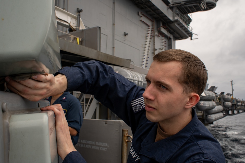 George Washington Sailors conduct maintenance on radar equipment.