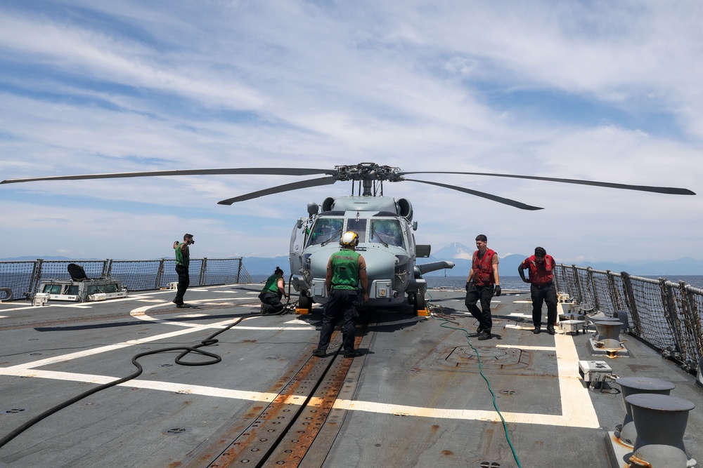 Sailors aboard the USS Howard conduct flight quarters in the Pacific Ocean