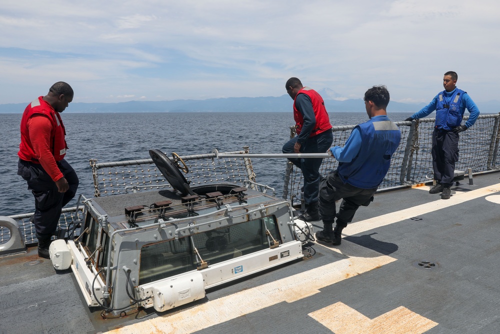 Sailors aboard the USS Howard conduct flight quarters in the Pacific Ocean