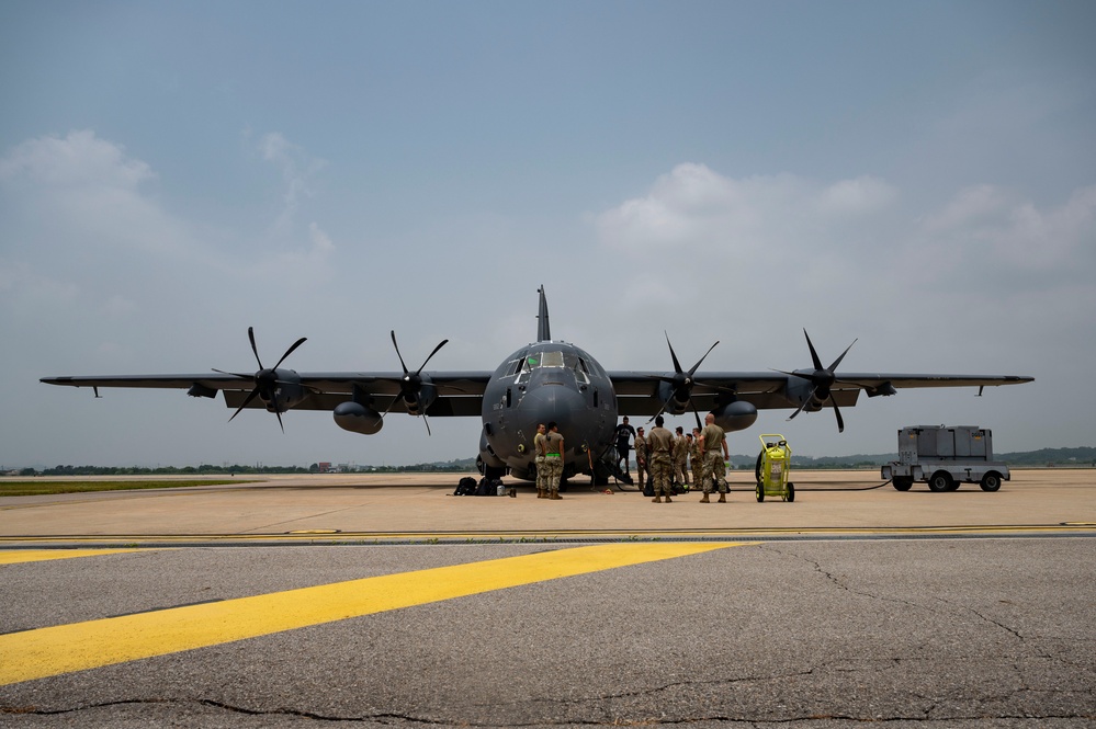 U.S. Navy and Air Force special operations personnel complete routine training in the Republic of Korea