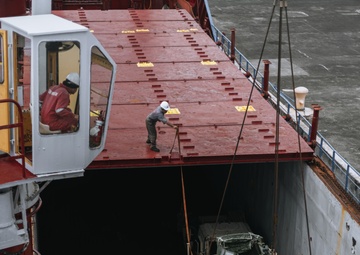 3rd MLR Loads and Offloads JLTVs with Commercial Vessel