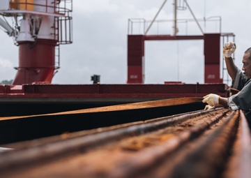 3rd MLR Loads and Offloads JLTVs with Commercial Vessel