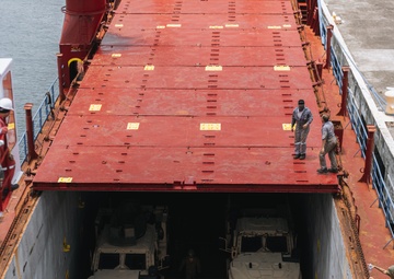 3rd MLR Loads and Offloads JLTVs with Commercial Vessel