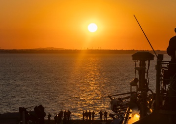Wasp Conducts Brief Stop for Fuel in NAVSTA Rota