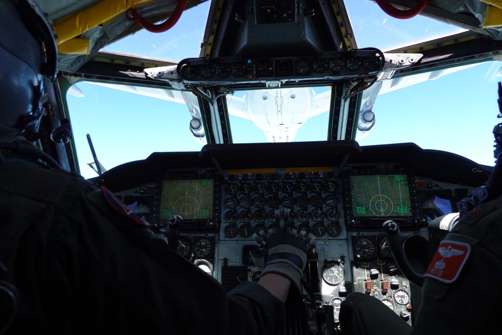 B-52 Stratofortress refuels behind Royal Australian Air Force KC-30