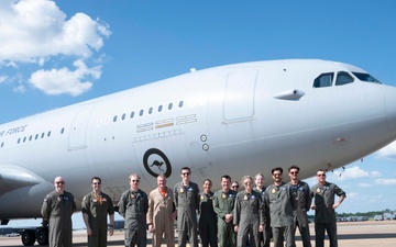 B-52 Stratofortress refuels behind Royal Australian Air Force KC-30