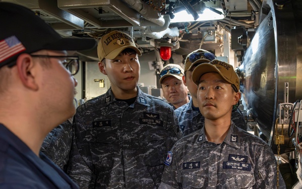 ROK Sailors in RIMPAC 2024 Tour USS Missouri