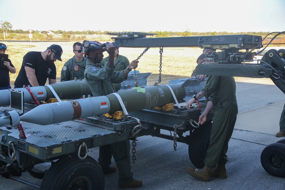 VMFA-214 loads Australian ordnance on to USMC F-35B