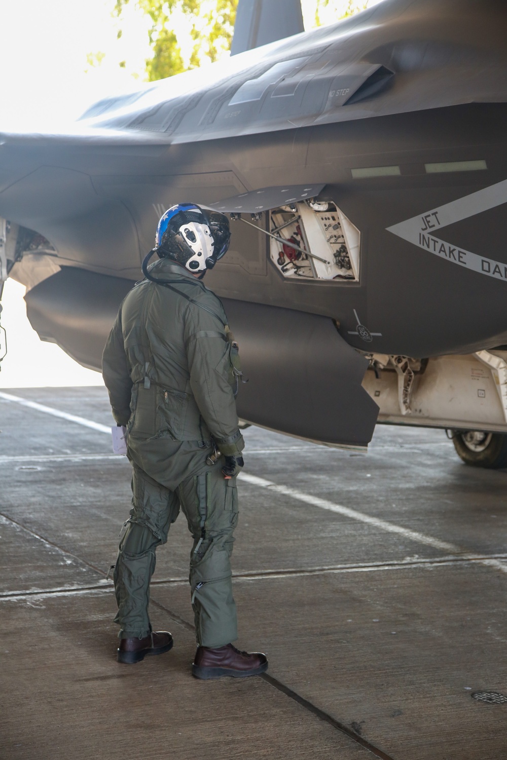 VMFA-214 loads Australian ordnance on to USMC F-35B