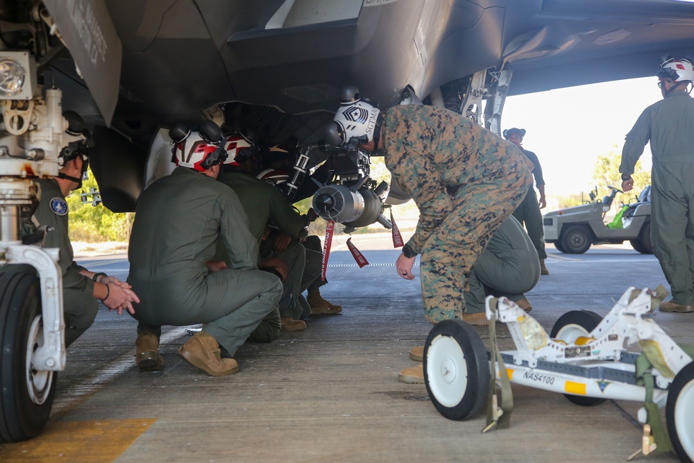 VMFA-214 loads Australian ordnance on to USMC F-35B