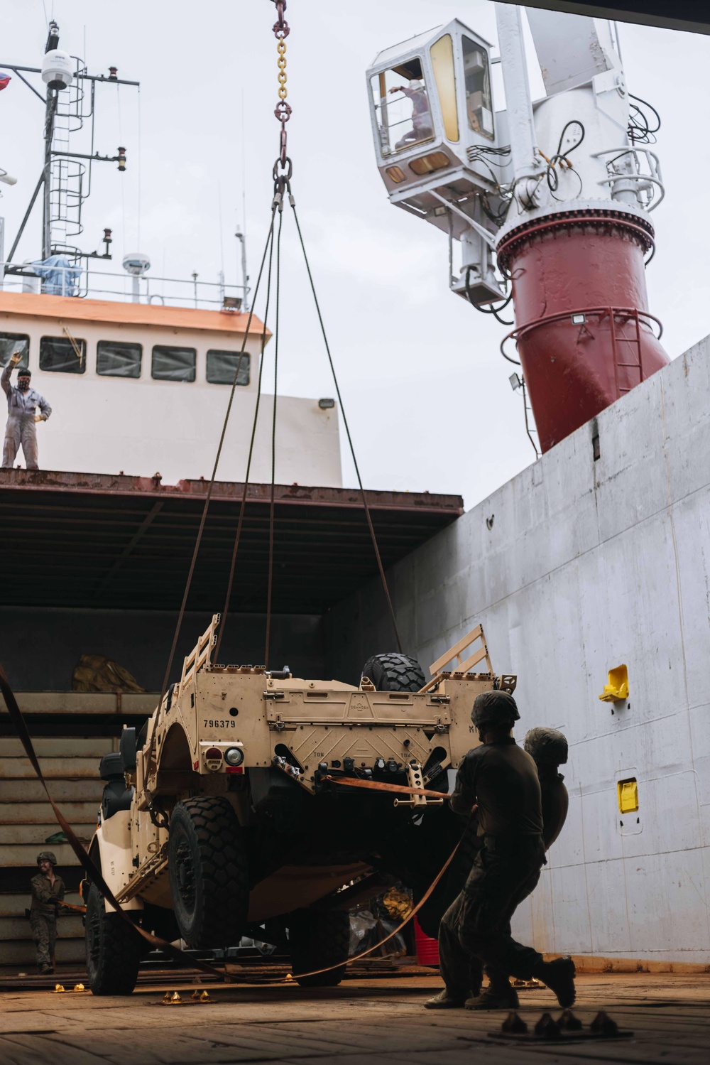 3rd MLR Loads and Offloads JLTVs with Commercial Vessel