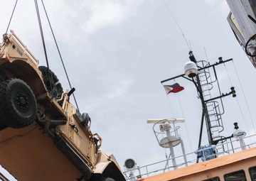 3rd MLR Loads and Offloads JLTVs with Commercial Vessel