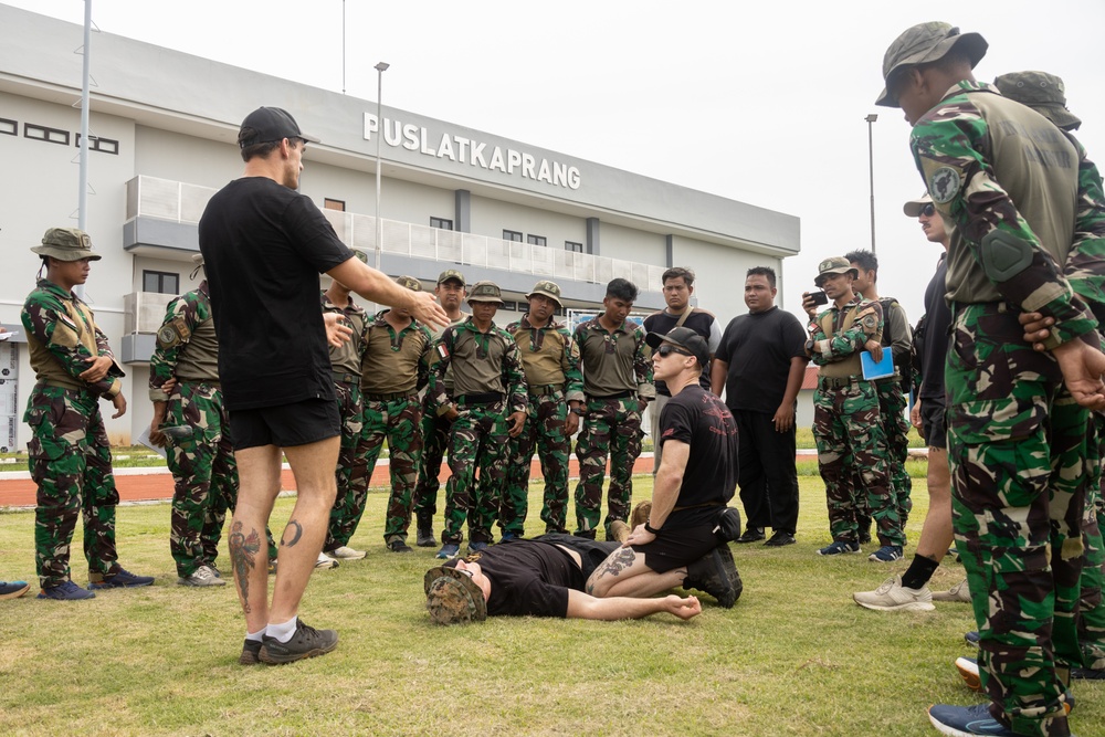 1st Recon Bn. Marines provide medical PME to Indonesian Korps Marinir