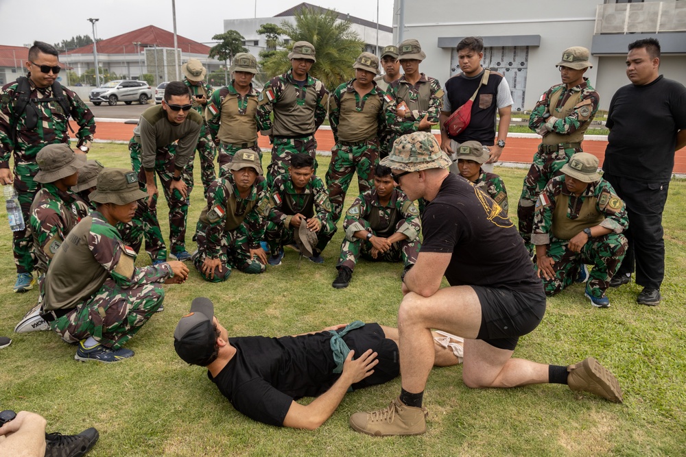 1st Recon Bn. Marines provide medical PME to Indonesian Korps Marinir
