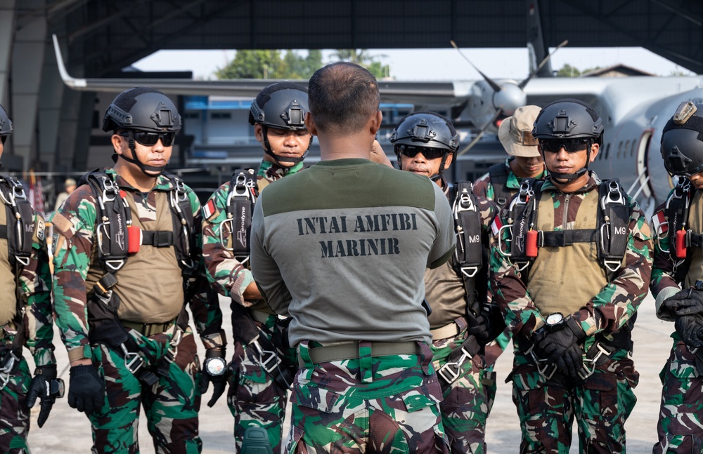 Indonesian Korps Marinir, 1st Recon Bn. Marines conduct jump training