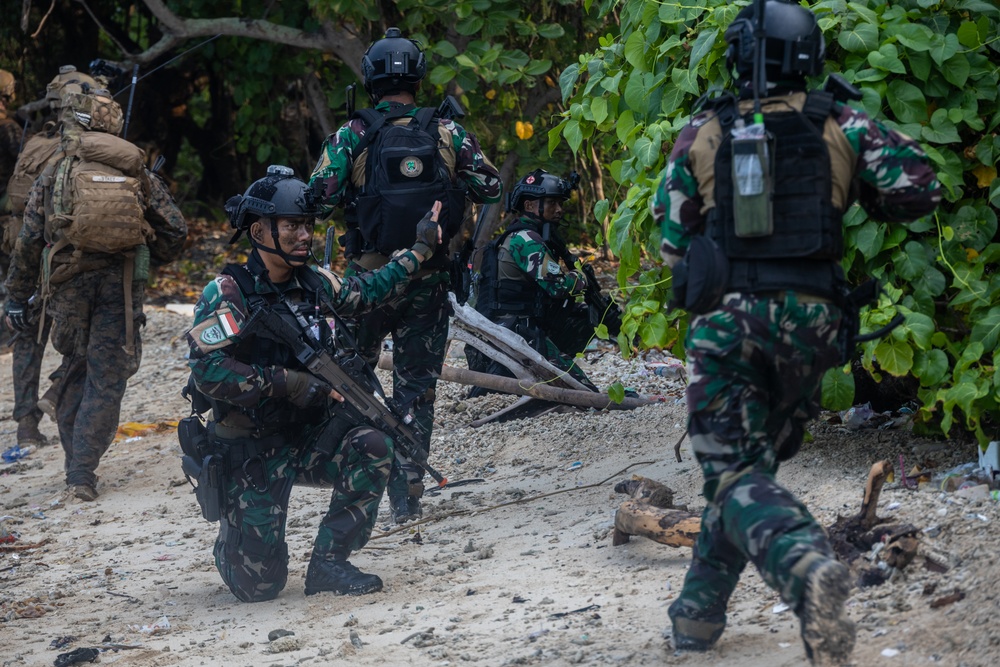 Members of Indonesian Korps Marinir, 1st Recon Bn. Marines train to conduct island raid