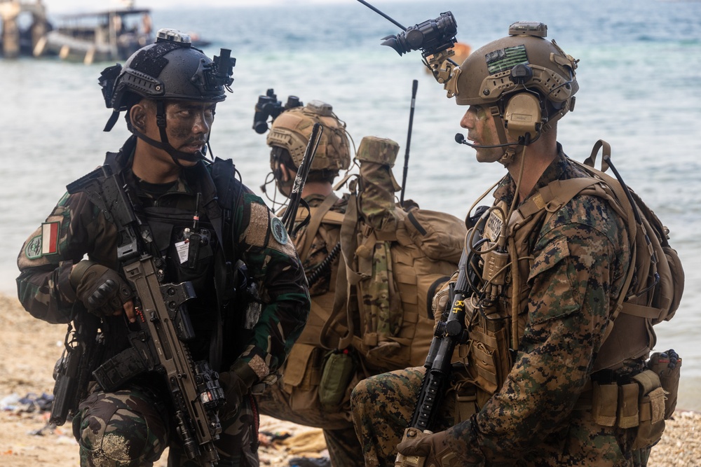 Members of Indonesian Korps Marinir, 1st Recon Bn. Marines train to conduct island raid