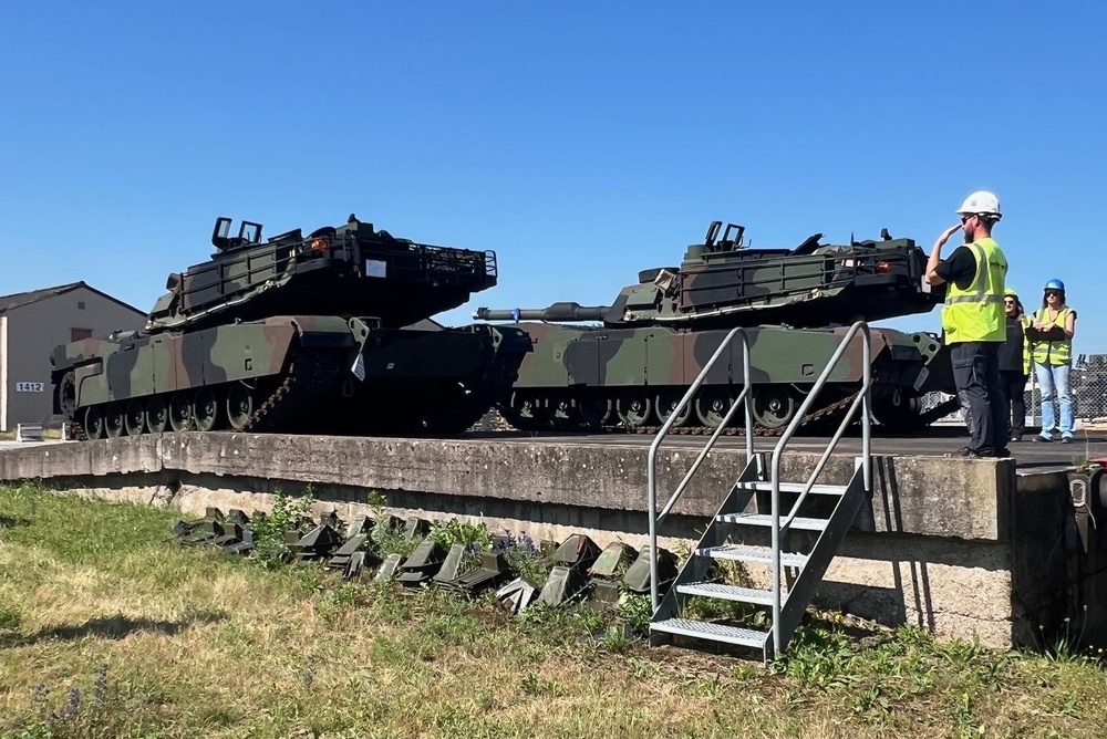 First railhead of APS-2 tanks bound for new APS worksite in Powidz, Poland departs Mannheim