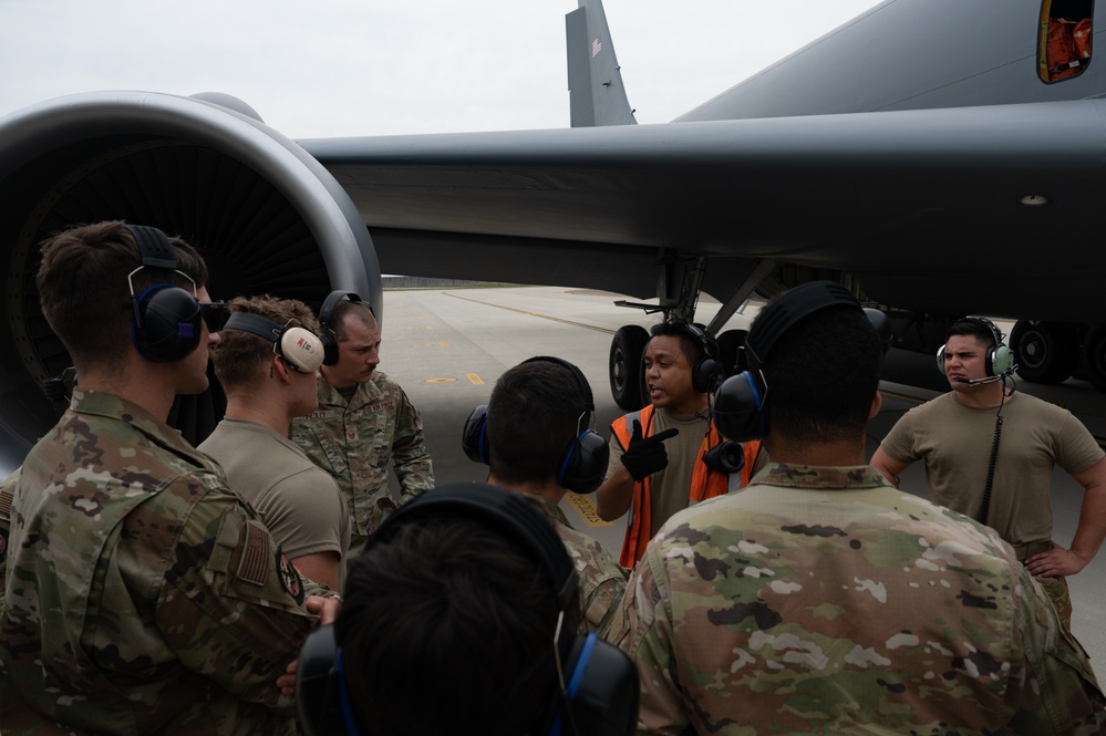 Wolf Pack conducts first ever KC-135 hot pit refueling at Kunsan