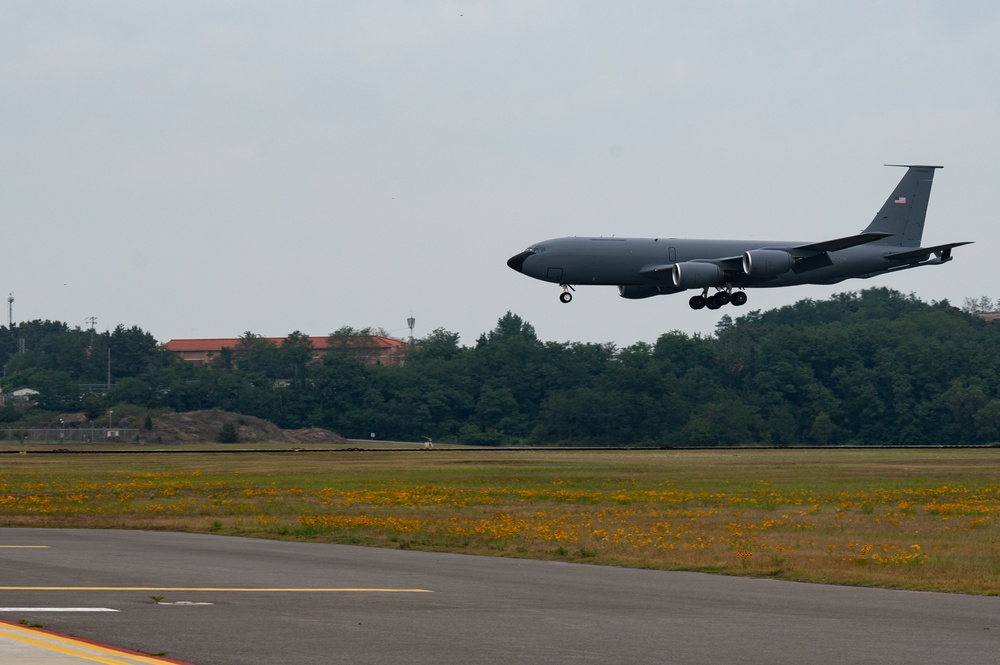 Wolf Pack conducts first ever KC-135 hot pit refueling at Kunsan