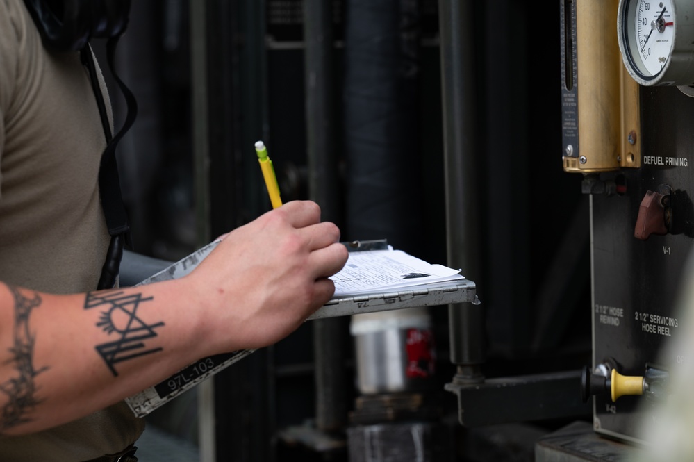 Wolf Pack conducts first ever KC-135 hot pit refueling at Kunsan