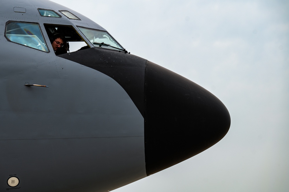 Wolf Pack conducts first ever KC-135 hot pit refueling at Kunsan