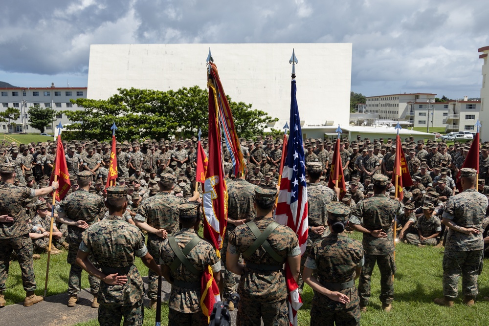 CO. Niedziocha holds formation to recognize Marines