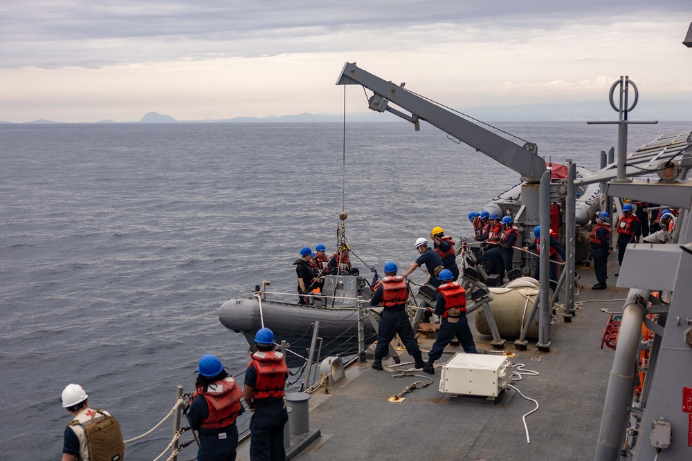 USS Higgins (DDG 76) Rigid Hull Inflatable Boat (RHIB) Recovery for Man Overboard Training