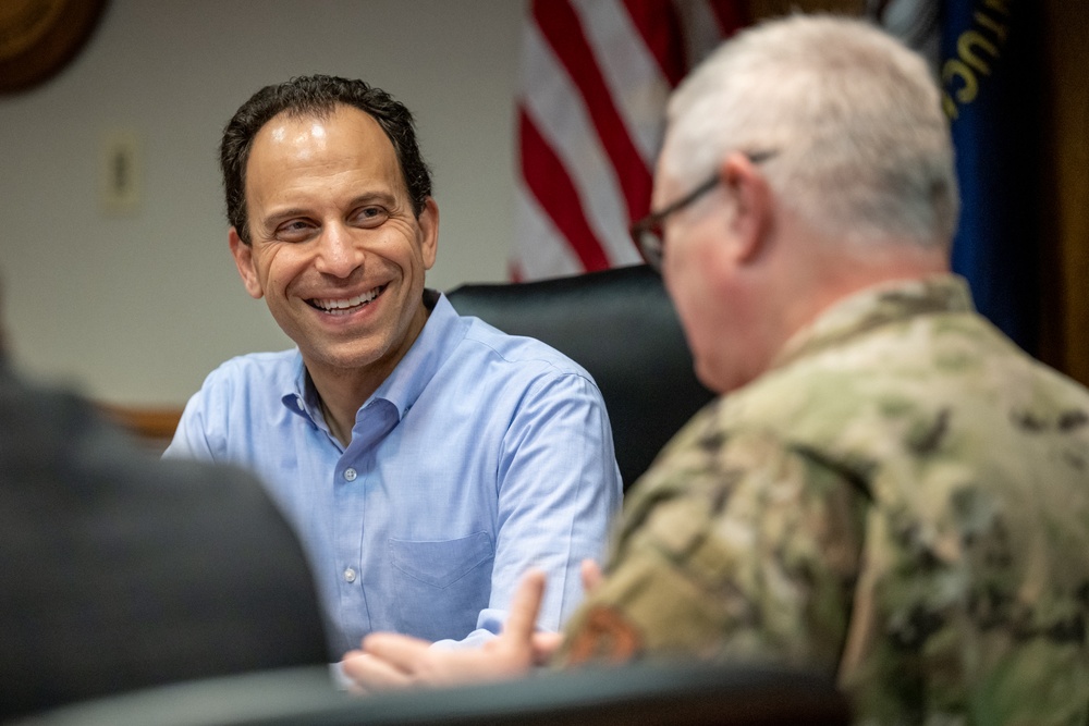 Louisville Mayor visits Kentucky Air National Guard Base