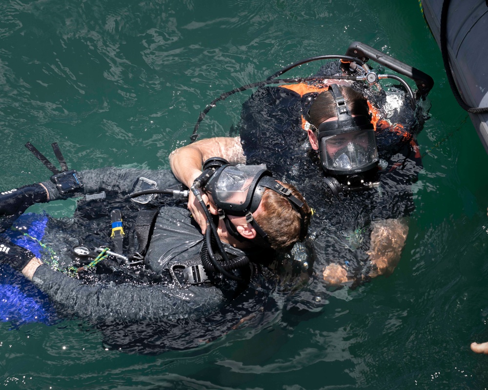 HMCS Vancouver diving medical emergency rescue exercise at RIMPAC 2024