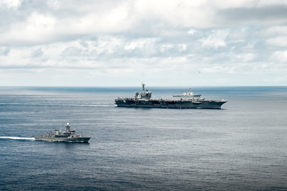 George Washington Conducts a Bilateral Exercise with the Colombian navy