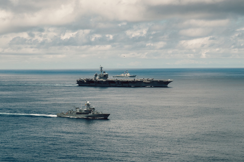 George Washington Conducts a Bilateral Exercise with the Colombian navy