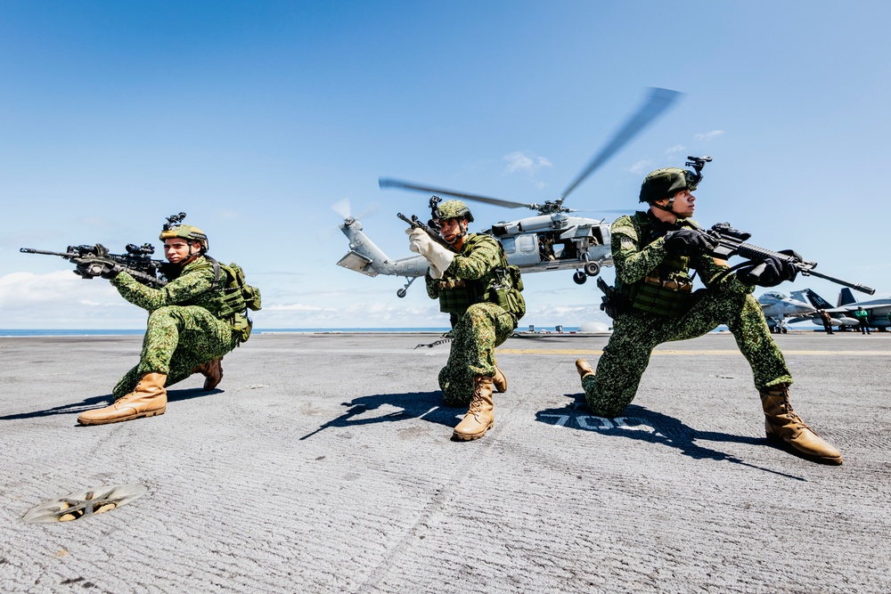 George Washington Conducts a Bilateral Exercise with the Colombian navy