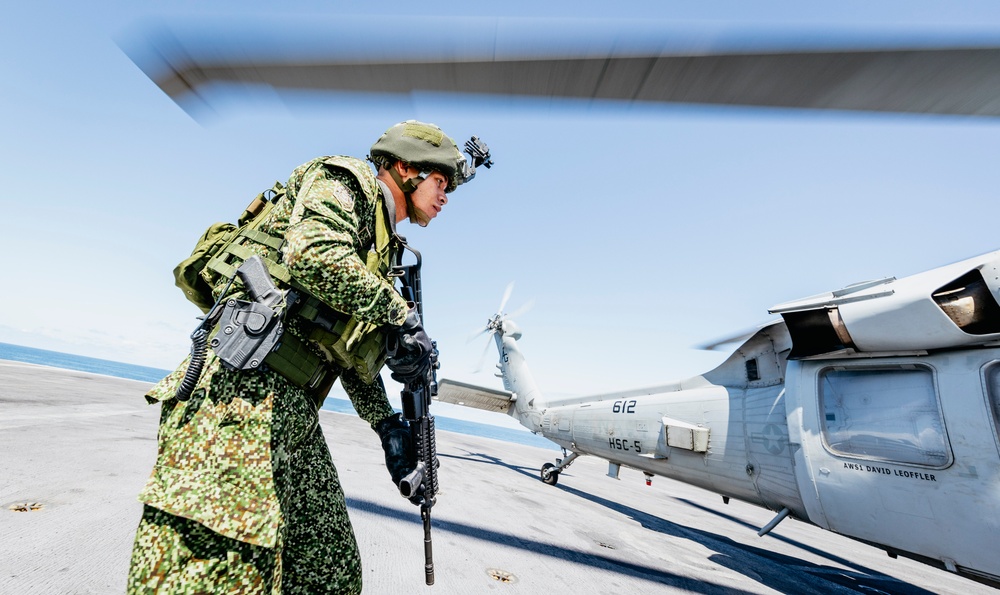 George Washington Conducts a Bilateral Exercise with the Colombian navy