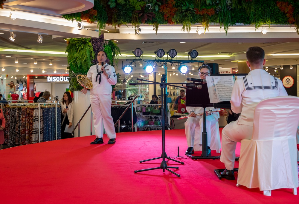 7th Fleet Band Performs at Royal Garden Plaza
