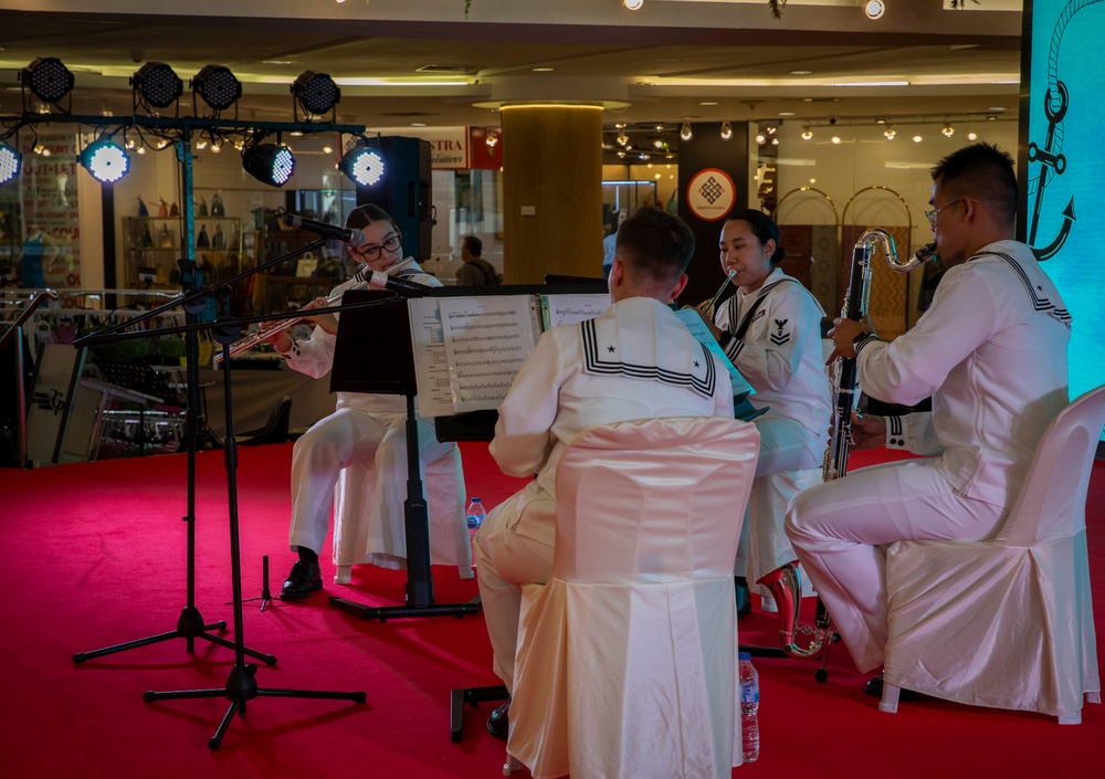 7th Fleet Band Performs at Royal Garden Plaza