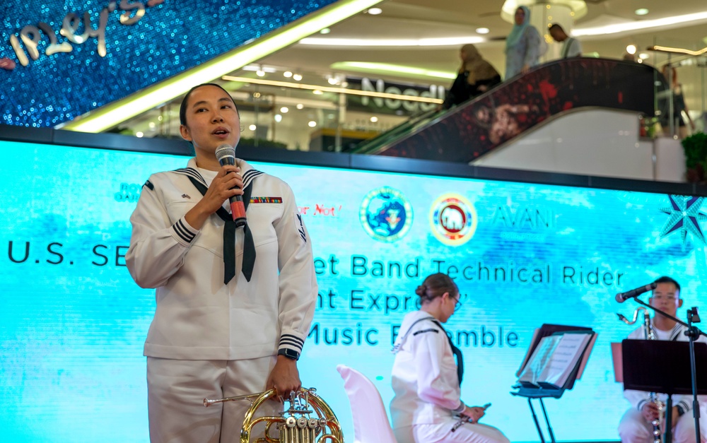 7th Fleet Band Performs at Royal Garden Plaza